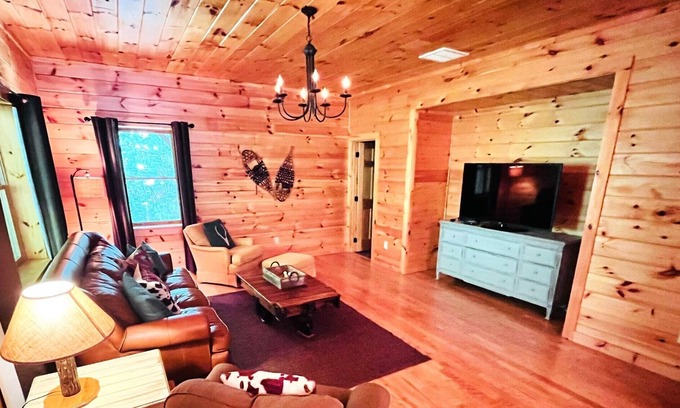 Boone Cabin | Picture Perfect Log Cabin Hot tub, Gameroom, Firepit, Wifi, 3BR's plus Loft