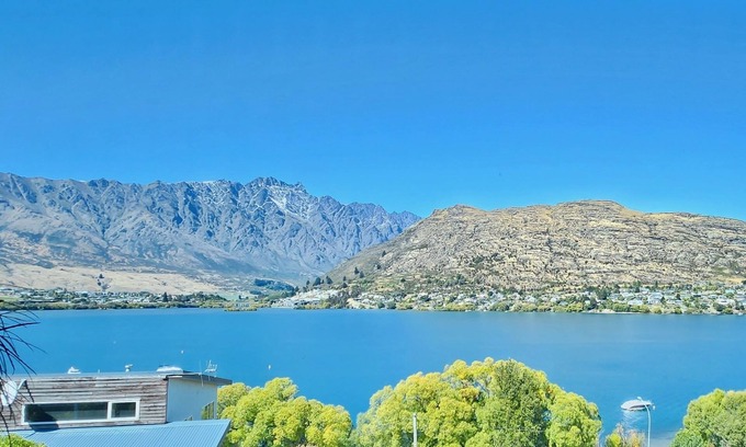 Frankton House | Picture Perfect - Queenstown Holiday Home