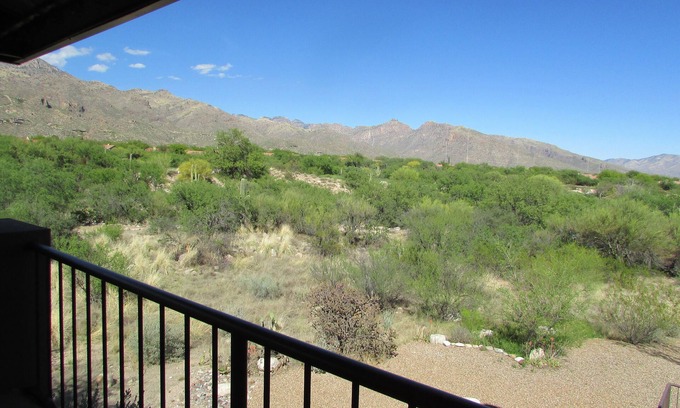 Tucson Condo | Picture Window Perfect-1 bedrm/den Stunning Mountain View- Many upgrades!