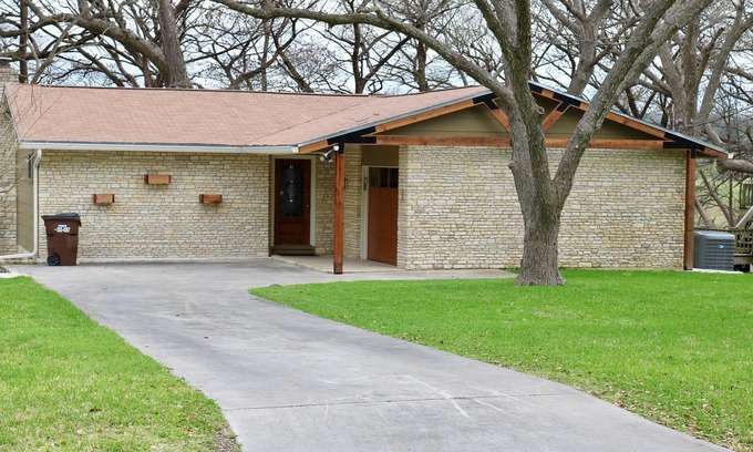 New Braunfels House | Picturesque and Peaceful 4B on the Guadalupe River - Take in the Waterfall Sound