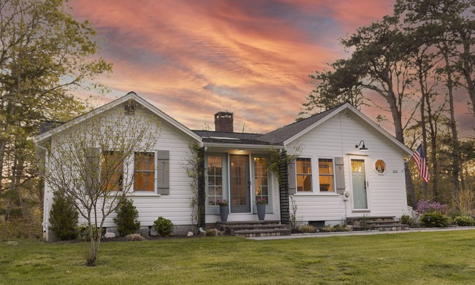 Hyannis House | Picturesque Pond Front Property - The Beach Glass Cottage