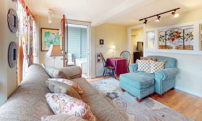 Eureka Springs Historic District House | Piedmont House - downtown suite in historic building with balcony, jetted tub