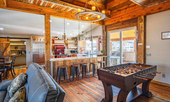 Payson House | Pieper Mansion - Historic Charm & Modern Comfort!