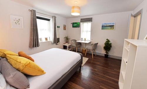 Dingle Cabin | Pier House Room