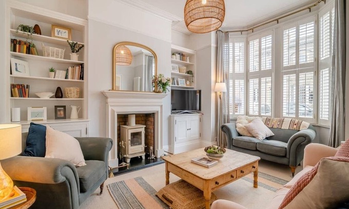 Clevedon House | *Pierside Coastal Retreat* Luxury, family friendly, sleeps 10. Steps to the sea.