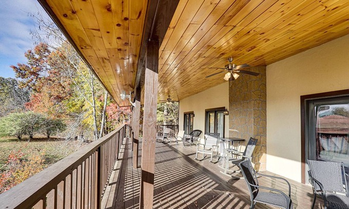 Sevierville Cabin | Pigeon Forge - Peachtree Castle - 8 Bedroom - Sleeps 20
