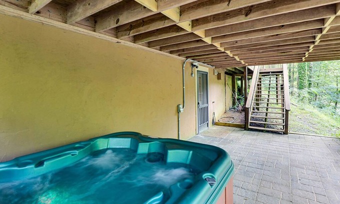Gatlinburg - Pigeon Forge Cabin | Pigeon Forge - Tranquil River Hideaway - 3 Bedroom - Sleeps 14