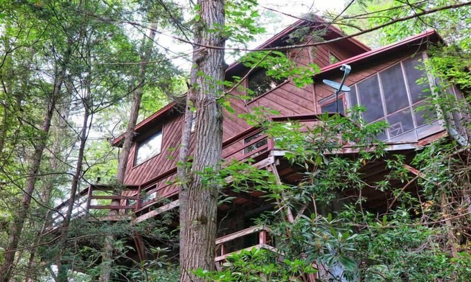 Gatlinburg - Pigeon Forge Ski Chalet | Pigeon River Hideaway on the Little Pigeon River, Smoky Mountains