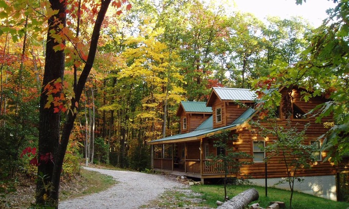 Hico Cabin | Pillow Rock Deluxe Luxury Log cabin in the New River Gorge area