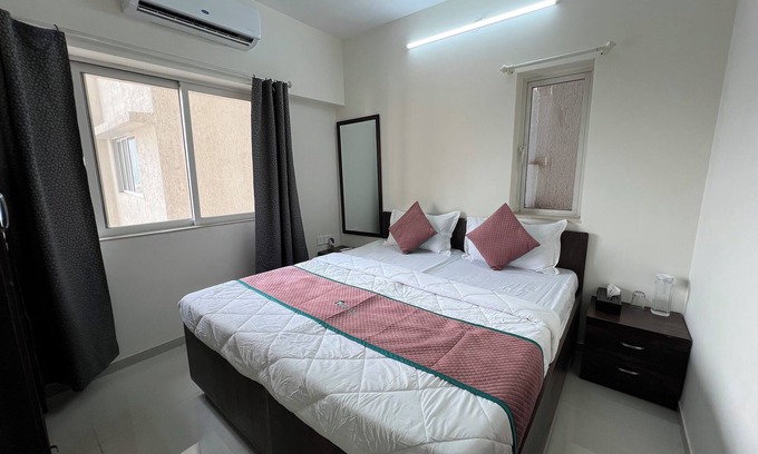 Malad East Apartment | Pinaki Comfort Stay Omkar Signet