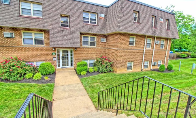 Newark Apartment | Pine Brook 618 I Cozy & Roomy I Gym & Pool