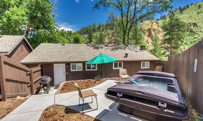 Lyons Cabin | Pine Cabin-HOT TUB~River Access! Fire Pit!
