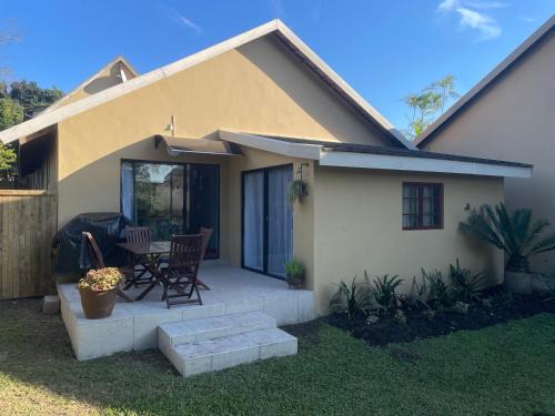Hillcrest Apartment | PINE COTTAGE Self catering fully equipped 2 bedroom, Queen bed 3 singles 65sqm cosy private cottage