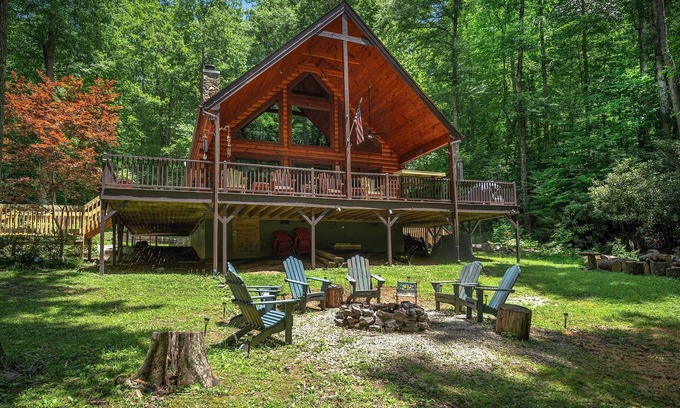 Old Fort Cabin | Pine Creek Cabin | Pet-Friendly Creekside Oasis with Hot Tub & Fire Pit!
