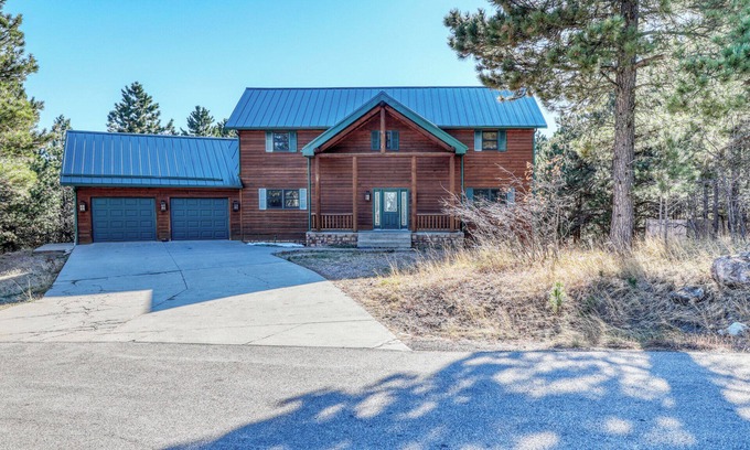 Deadwood House | Pine Hollow Lodge - Beautiful 5 bedroom home just minutes from Deadwood!