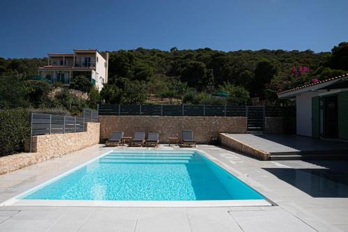 Kontos House | Pine House