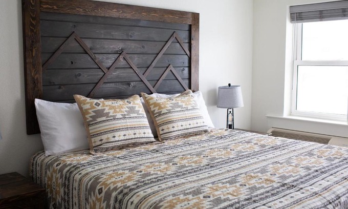 Encampment Hotel | Pine Lodge
