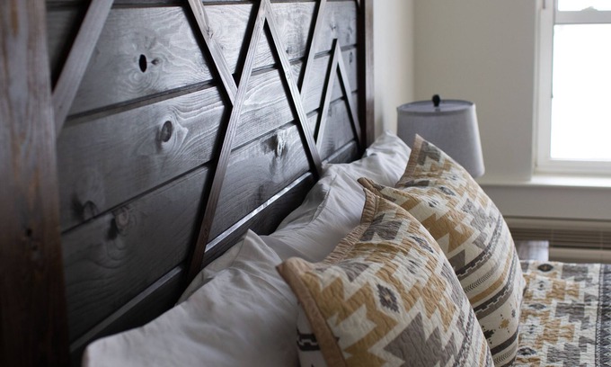 Encampment Hotel | Pine Lodge