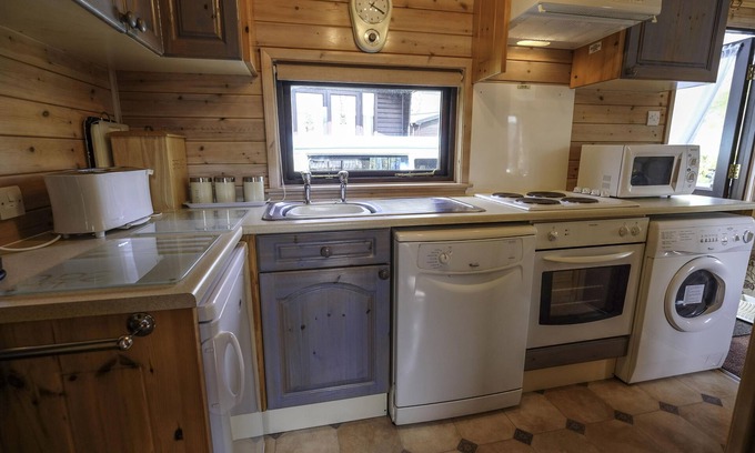 Keswick Cabin | Pine Lodge With Panoramic Fell Views, Keswick, with Private Parking