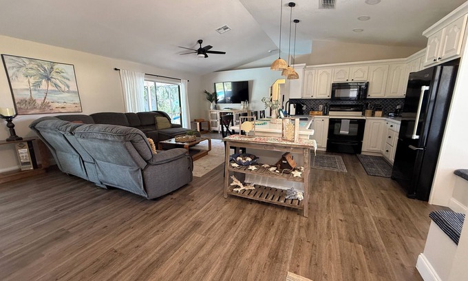 Interchange Square House | Pineapple Cottage. Cozy Pool Home conveniently located. Pet friendly !