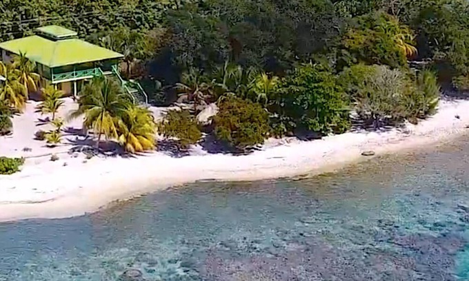 Isla de Utila House | PINEAPPLE HOUSE-WINNER TOP VACATION RENTAL UTILA