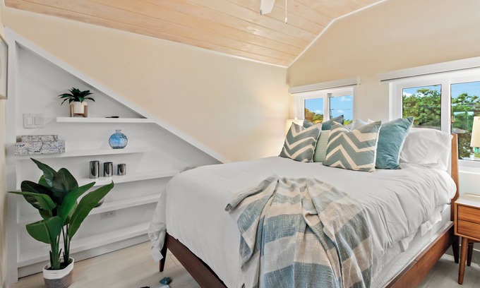 Nassau House | Pineapple Loft Villa (1 Bedroom + Sofa Bed), Bahamas Breeze & Boat Life- Stay Right On The Canal!