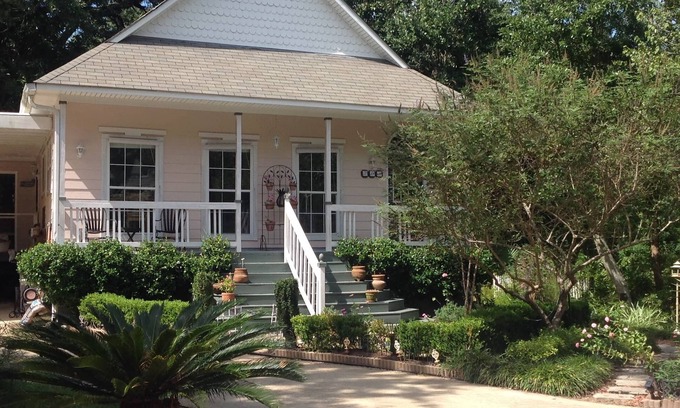 Biloxi Apartment | Pineapple Palms Downtown Loft B&B and Gardens