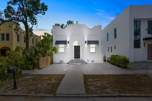 Gillespie Park Apartment | Pineapple Paradise #1 13 min to Beach Fire Pit