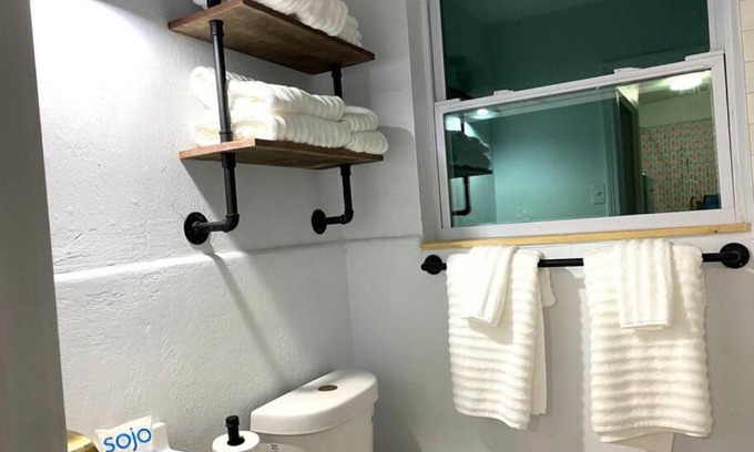 Bridgeport Heights Apartment | Pineapple Shores Retro Inn 5