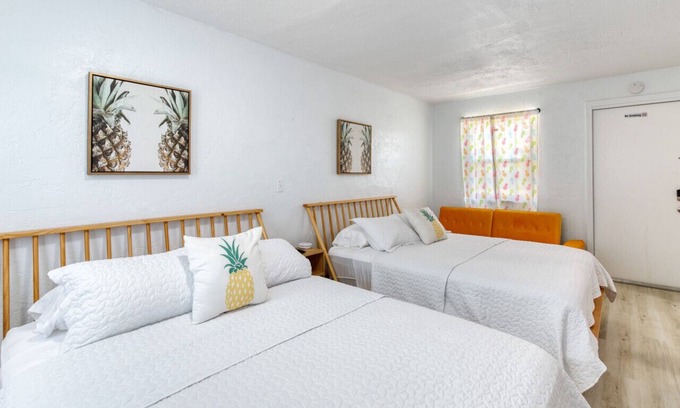 Bridgeport Heights Hotel | Pineapple Shores Retro Inn 3