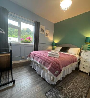 Killybegs Bed & Breakfast | PINEBROOK House Double bed Small En-suite room beautiful garden