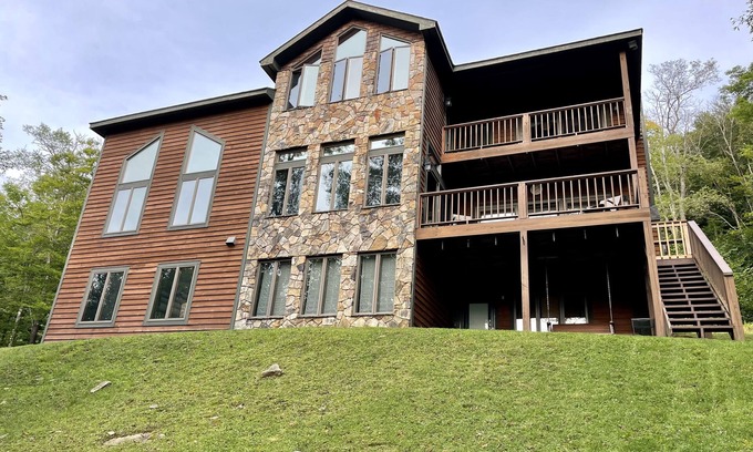 Davis House | Pinebrook Retreat - Relaxation and adventure all year long!