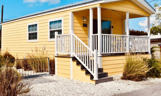 Southgate Cottage | Pinecraft Tiny Home 2 - New, Cozy & Clean