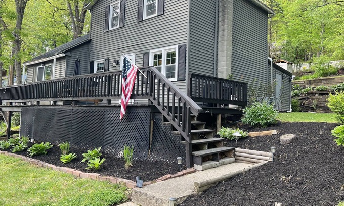 Perrysville Cottage | PineHills Hideout - Cozy by the Lake
