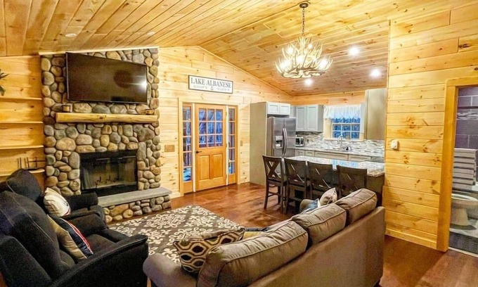 West Oneonta Cabin | Pines Luxury Log Cabin Lakefront Kayaks & Hot Tub