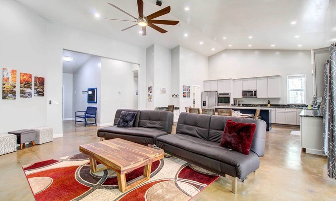 Lakeside House | Pinetop-Lakeside Home w/Private Hot Tub & Bar