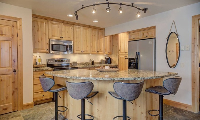 Park City Apartment | Pinetree Retreat - Hot Tub, Heated Pool & Sauna - 6 Min Walk to Dining & Lift