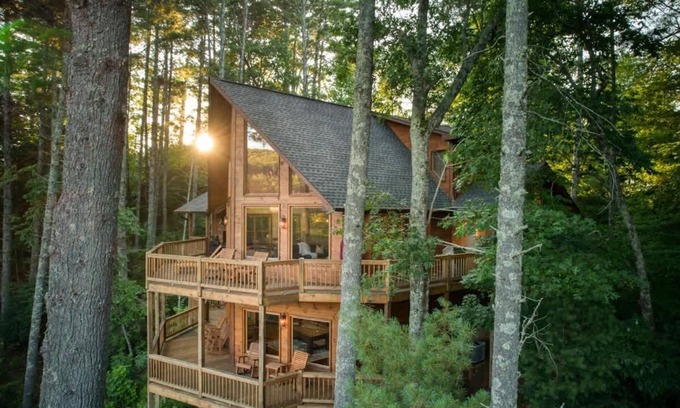 Epworth House | Pineview Escape - Hot Tub - Views - Arcades