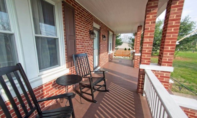 Rileyville House | Ping-Pong & Near Caverns - Mtn. Farmhouse