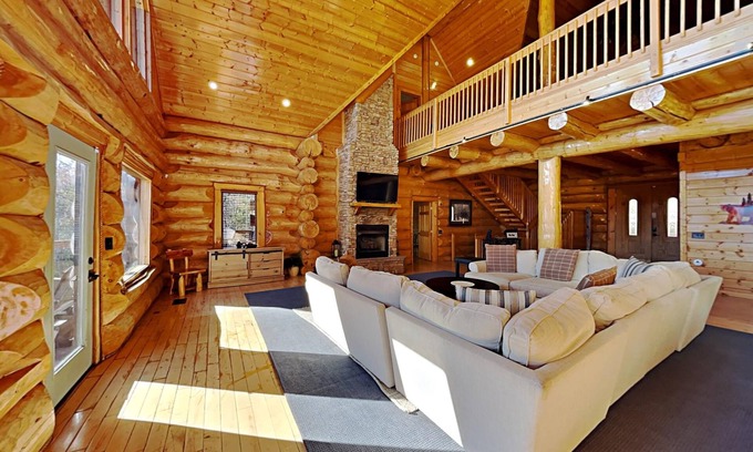 Pittman Center Cabin | Pinnacle Chalet | Spacious + Game Room, Mtn Views, Hot Tub!