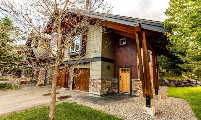 East Kootenay Ski Chalet | Pinnacle Ridge by StayIn