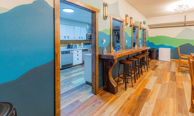 Anaconda Hostel | Pintler's Portal Hostel