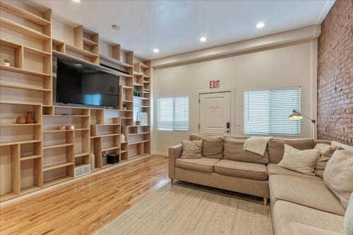 Hurricane Apartment | Pioneer Park Splash Pad Close & Pet Friendly