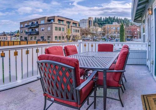 Historic Downtown District House | Pioneer Vacation Rentals - Pioneer Craftsman House