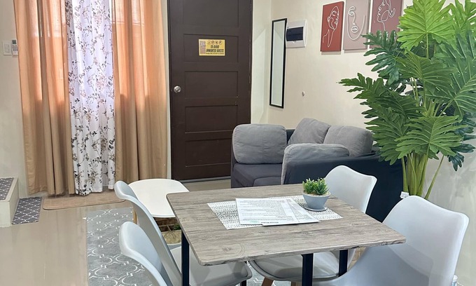 Dumaguete House | Piper's Pad-Cozy 2-bedroom - Near the Airport - Air-Conditioned. WIFI - Kitchen.