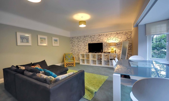 West Cliff Cottage | Pippin House A - an apartment that sleeps 6 guests in 3 bedrooms