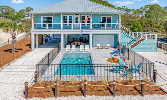 East End House | Pirate's Cove- Pool with tanning ledge, Fire Pit, Fenced Back Yard & 3 Minute Walk to Beach