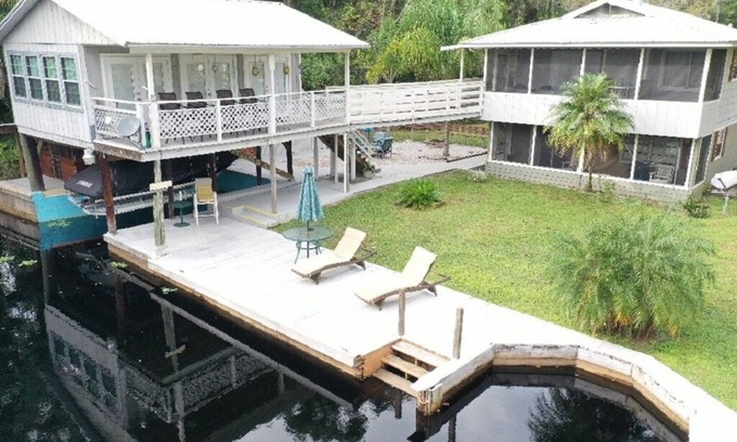 Astor House | Pirate's Cove Astor - River Retreat