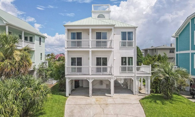 Saint Helena Island House | Pirate's Den - Charming Getaway on Harbor!