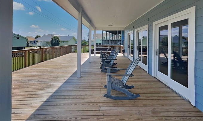 Pirates Beach House | Pirates' Warchest | Pet-friendly, Ocean View